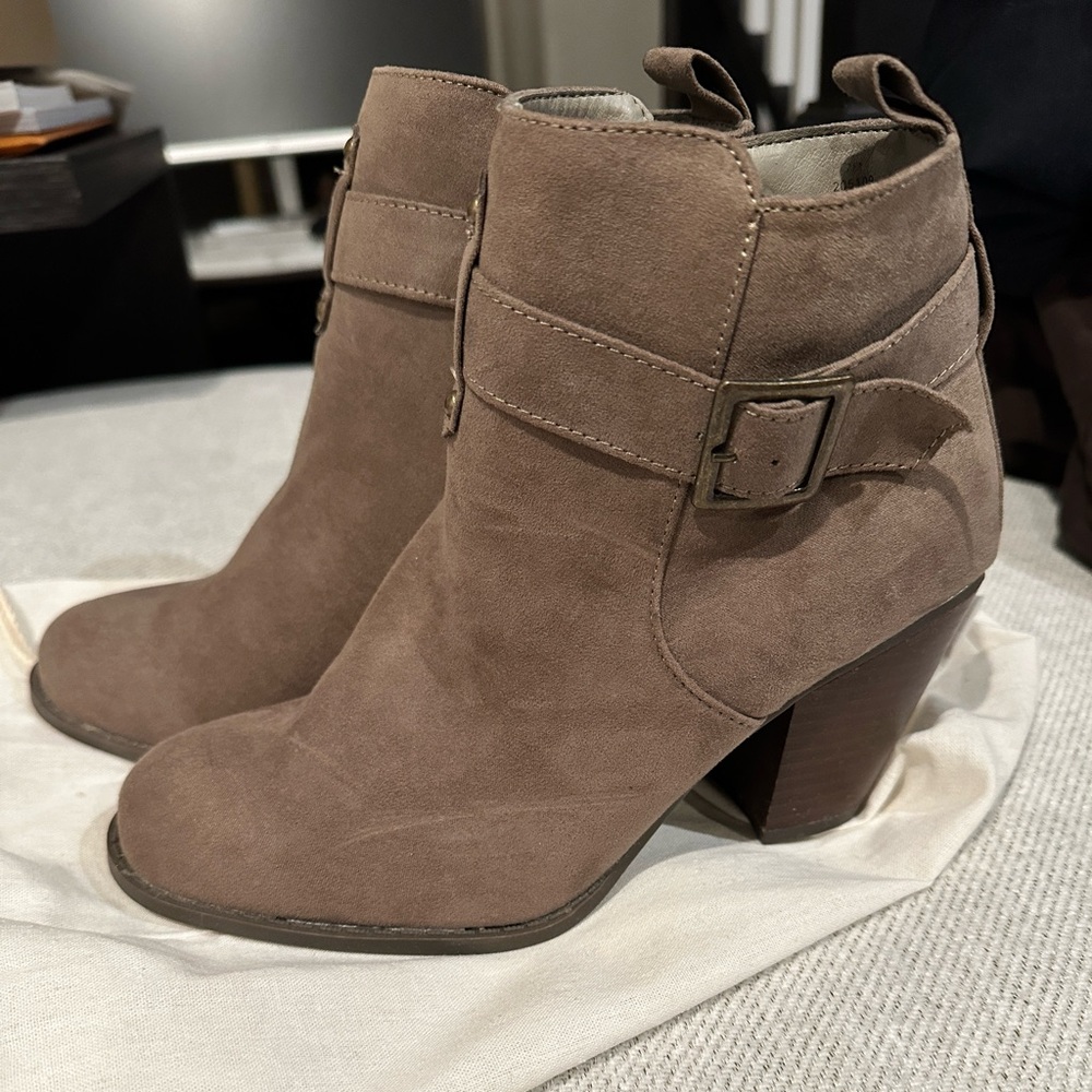 NWT Diba Margaux Bootie in Taupe - Size 6.5